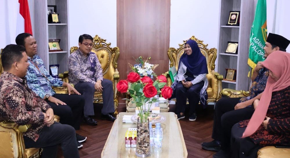UIN Raden Mas Said Serahkan 57 Sertifikat Pendidik Dosen ke UIN Palopo
